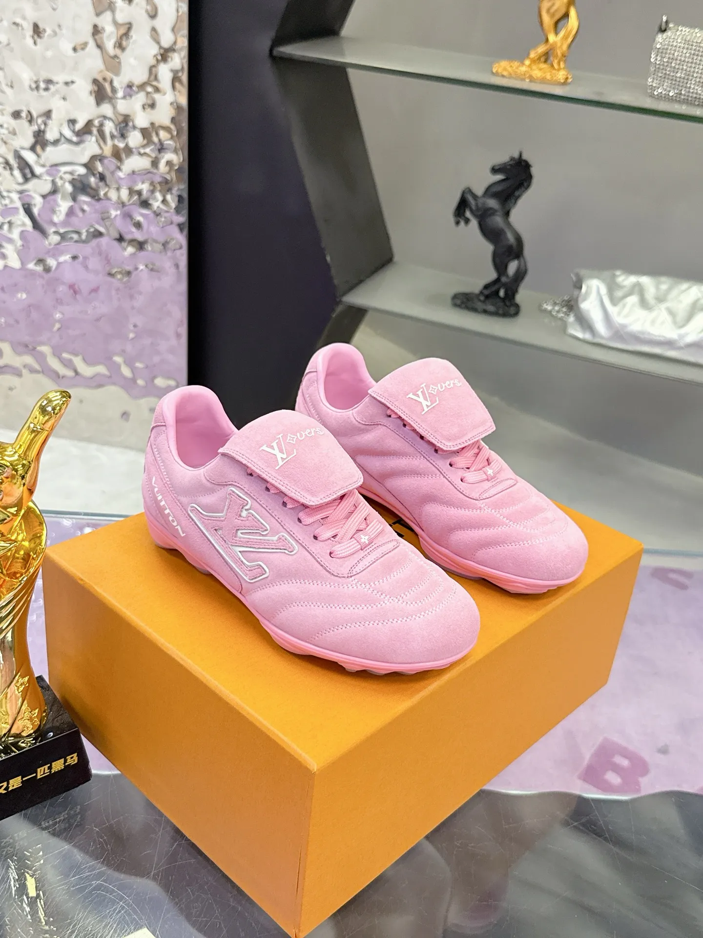 Factory price: 700💰 2025 new LV sneakers for couples, 🔥🔥🔥You will look fashionable when you wear them ❤️ LV football shoe series 💗 This Footprint Soccer sneaker was unveiled in the 2025 spring and summer series fashion show. It is the first sneaker designed by Pharrell Williams inspired by football shoes. The shoes are inspired by football, a sport that spans generations and cultures💎, echoing the theme of unity and universal participation in the 2025 spring and summer series fashion show. The shoe is known for its sleek design, with the dynamic IV Initials logo embellished on the side, the Lvers United emblem inspired by the football team on the tongue, and the sole patterned rubber sole decorated with multiple Louis Vuitton logos. Stylish and casual wear, a trend-setter in the fashion industry. Made of imported cowhide with full craftsmanship💓 Number of sizes (women’s 35-41, women’s 41 customized) (men’s 39-46, 45-46 customized)